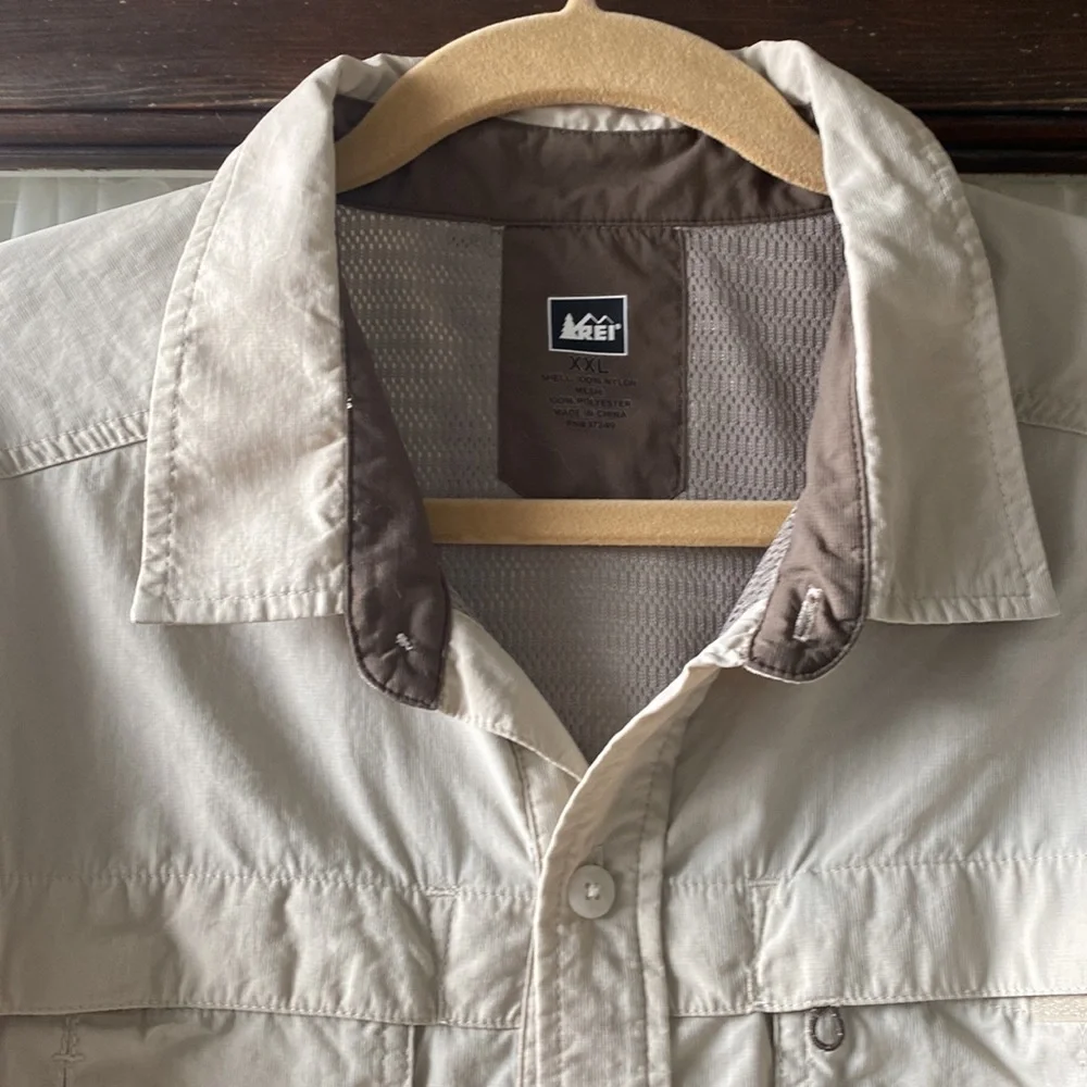 REI button down Mens khaki shirt venting/under arms - Picture 7 of 7